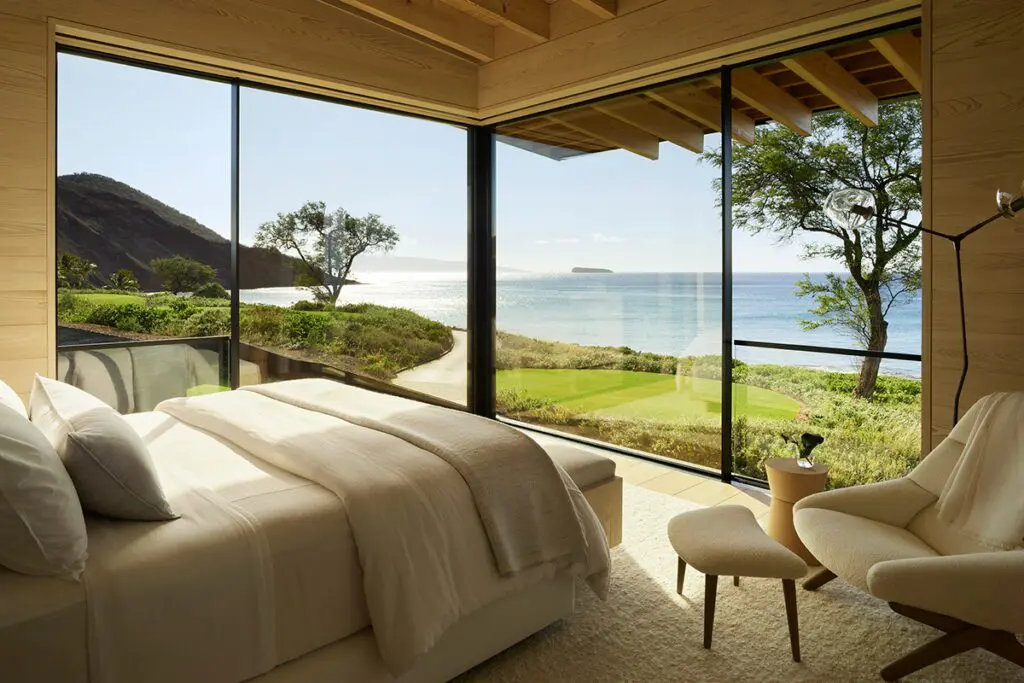 Una casa en hawái que se ubica en el medio entre la tierra y el mar Una casa en hawái que se ubica en el medio entre la tierra y el mar