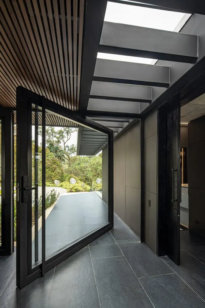 Volúmenes fragmentados: esta casa en antioquia con una espacialidad diversa