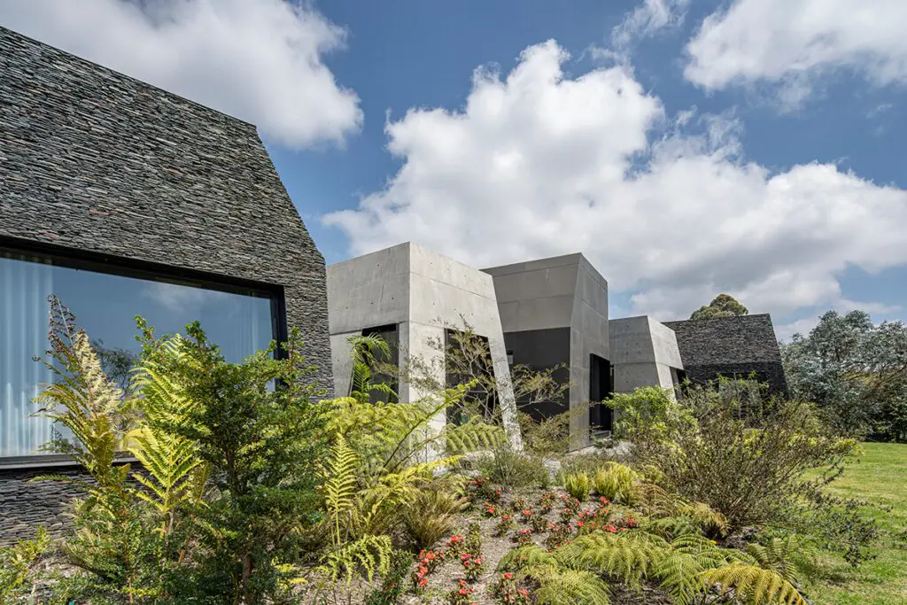 Casa en medellín con arquitectura fragmentada diseñada por la firma plan b.