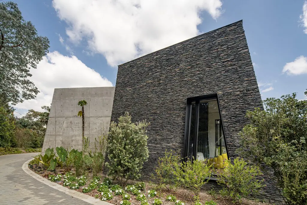 Volúmenes fragmentados: esta casa en antioquia con una espacialidad diversa