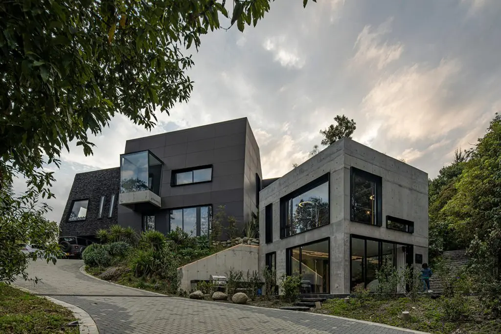 Cuatro grandes casas en medellín que se relacionan con su entorno