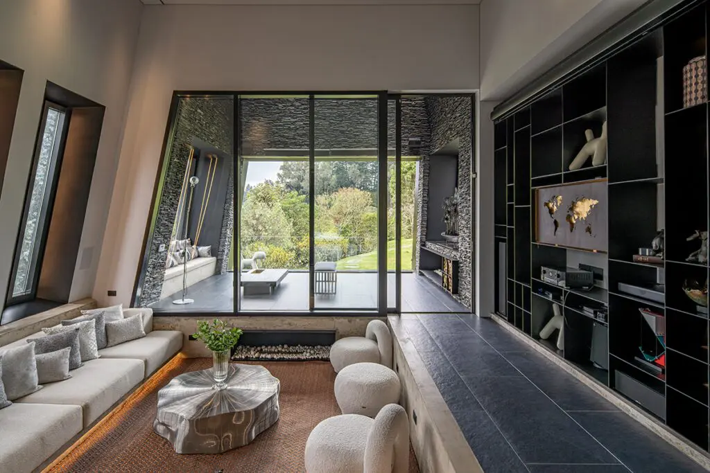 Cuatro grandes casas en medellín que se relacionan con su entorno