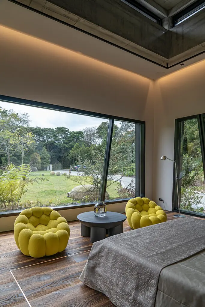 Volúmenes fragmentados: esta casa en antioquia con una espacialidad diversa