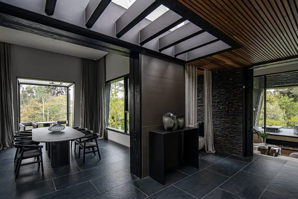 Volúmenes fragmentados: esta casa en antioquia con una espacialidad diversa