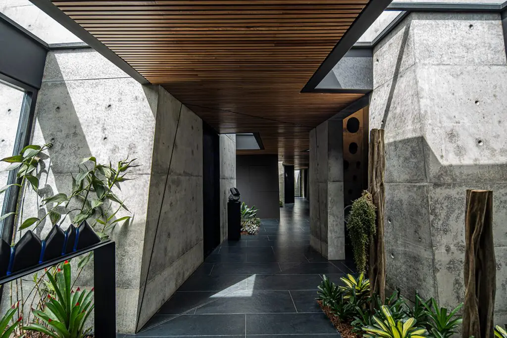 Volúmenes fragmentados: esta casa en antioquia con una espacialidad diversa