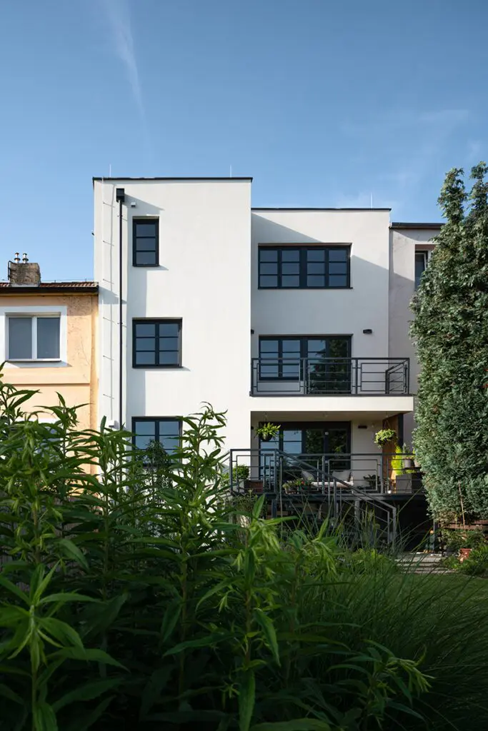 Vivir en esta casa en praga es habitar un espacio flexible y acogedor