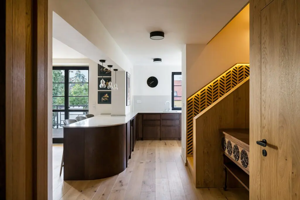 Vivir en esta casa en praga es habitar un espacio flexible y acogedor