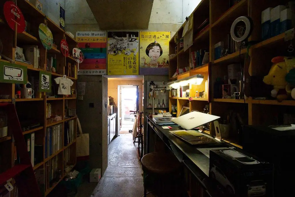Esta pequeña casa en japón parece un laberinto y promueve una vida de lectura