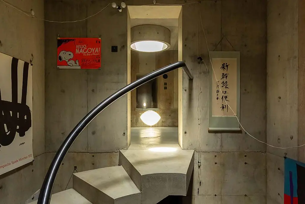 Esta pequeña casa en japón parece un laberinto y promueve una vida de lectura