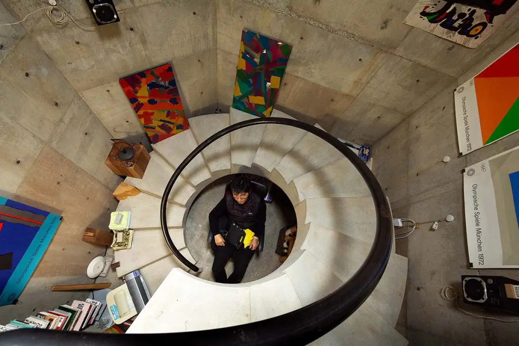 Esta pequeña casa en japón parece un laberinto y promueve una vida de lectura