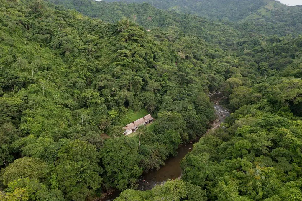 La casa en el tayrona con dos estilos de arquitectura: vernácula y moderna