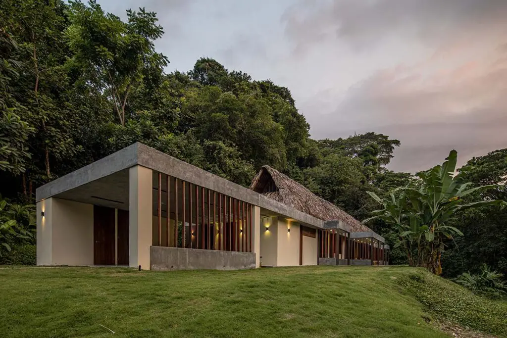 La casa en el tayrona con dos estilos de arquitectura: vernácula y moderna