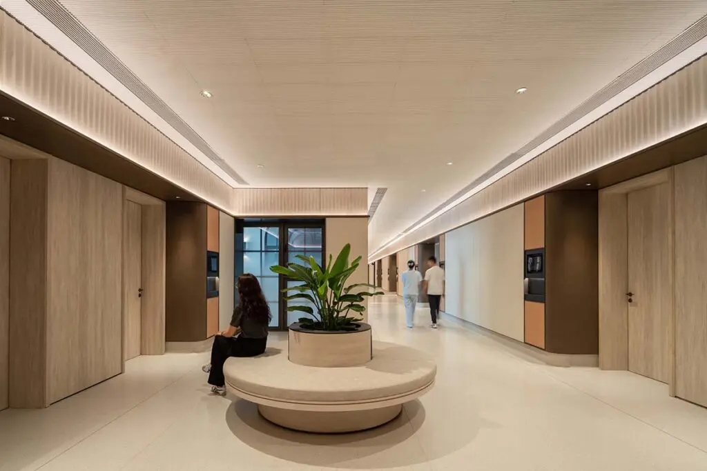 Centro médico en china con una arquitectura serena y relajante.