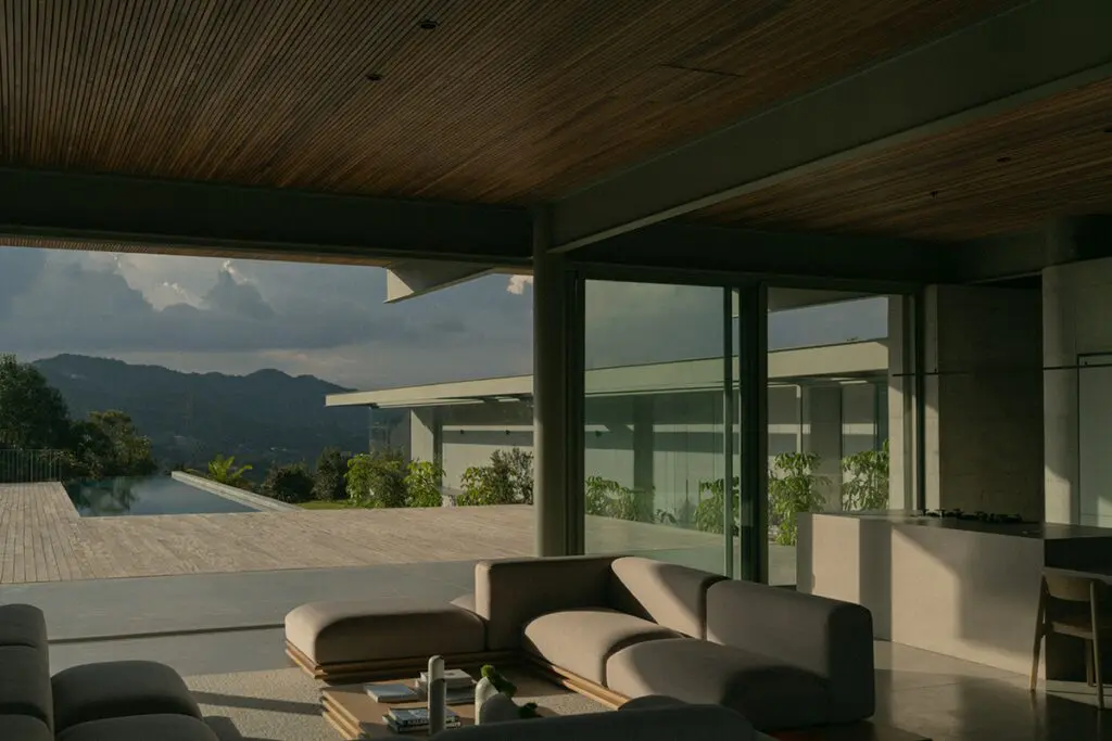 Una casa con una arquitectura abierta e integrada con el paisaje en medellín Una casa con una arquitectura abierta e integrada con el paisaje en medellín