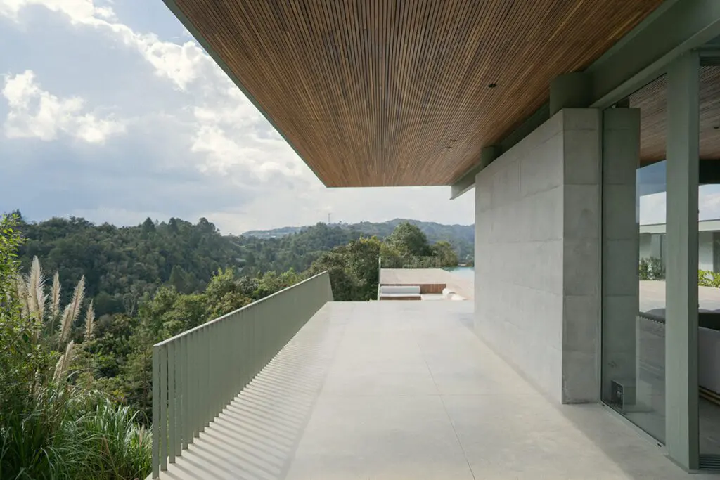 Una casa con una arquitectura abierta e integrada con el paisaje en medellín Una casa con una arquitectura abierta e integrada con el paisaje en medellín