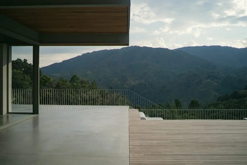 Una casa con una arquitectura abierta e integrada con el paisaje en medellín Una casa con una arquitectura abierta e integrada con el paisaje en medellín