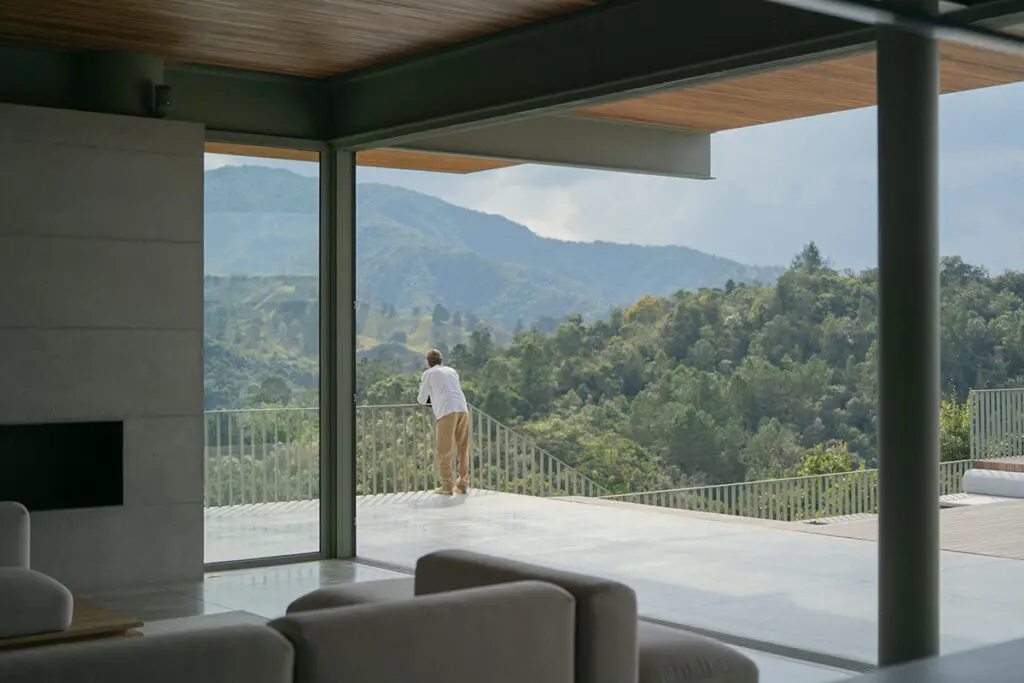 Una casa con una arquitectura abierta e integrada con el paisaje en medellín Una casa con una arquitectura abierta e integrada con el paisaje en medellín