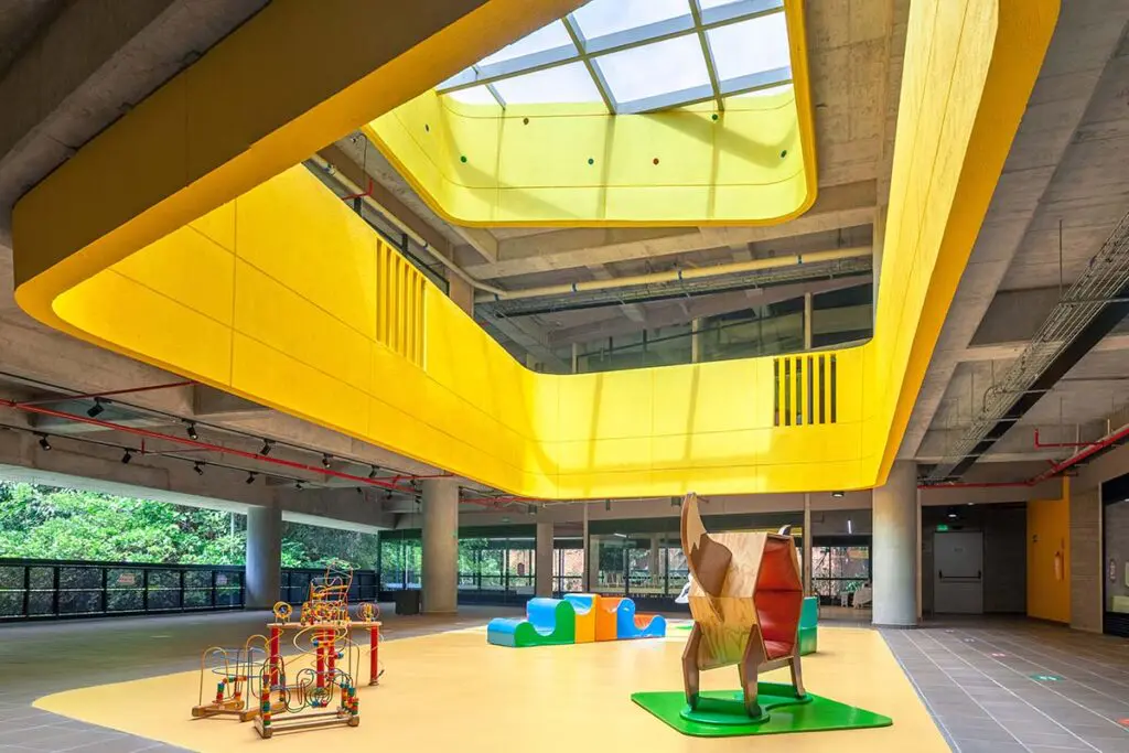 Este claustro invertido es un edificio que propone una educación mezclada con el entorno