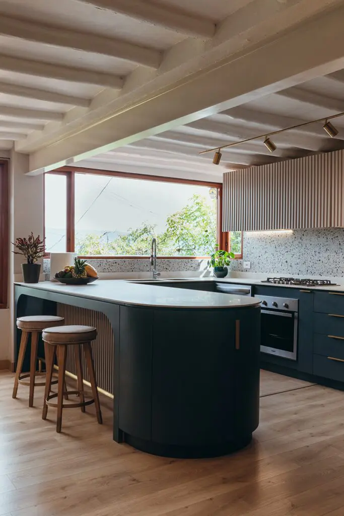 Una llamativa cocina cuyo diseño está inspirado en el estilo ‘mid-century’