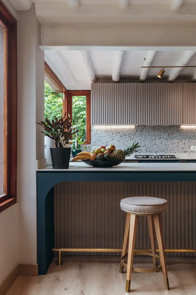 Una llamativa cocina cuyo diseño está inspirado en el estilo ‘mid-century’