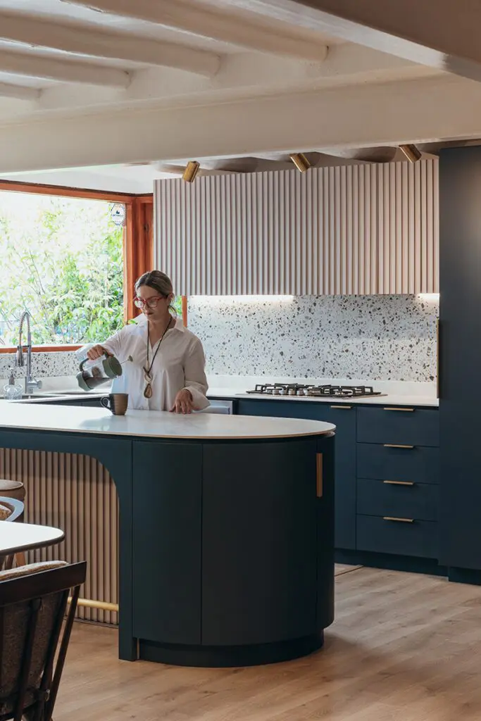 Una llamativa cocina cuyo diseño está inspirado en el estilo ‘mid-century’