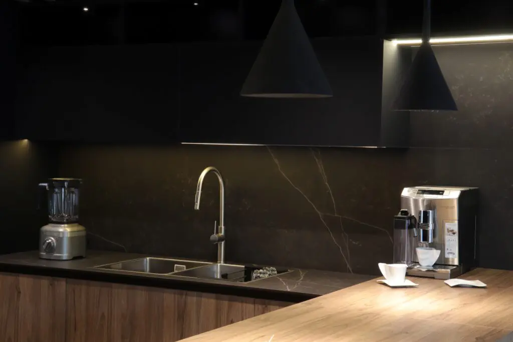 Una cocina colombiana de estilo moderno, elegante y fácil mantenimiento