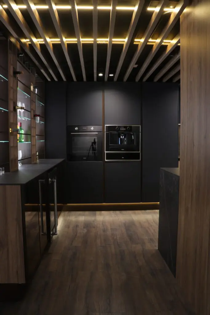 Una cocina colombiana de estilo moderno, elegante y fácil mantenimiento