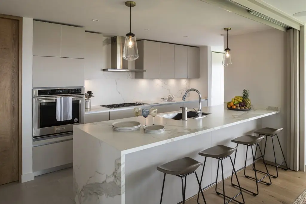 Una cocina colombiana contemporánea en la que resalta el mobiliario