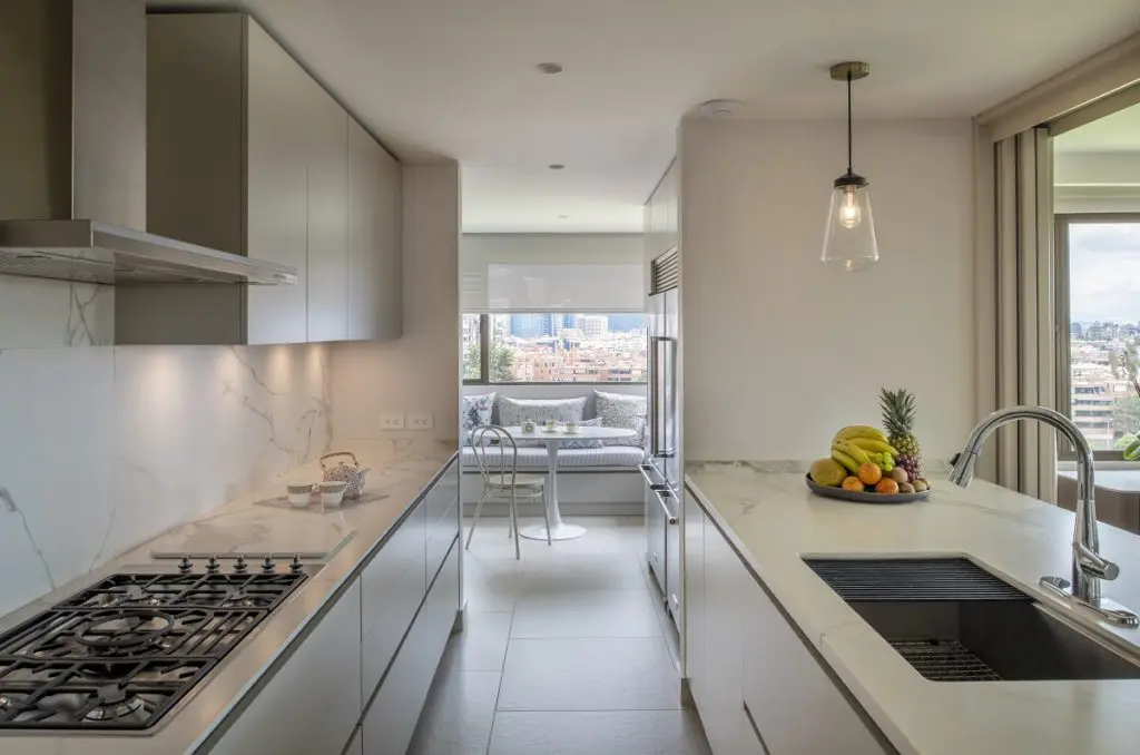 Una cocina colombiana contemporánea en la que resalta el mobiliario