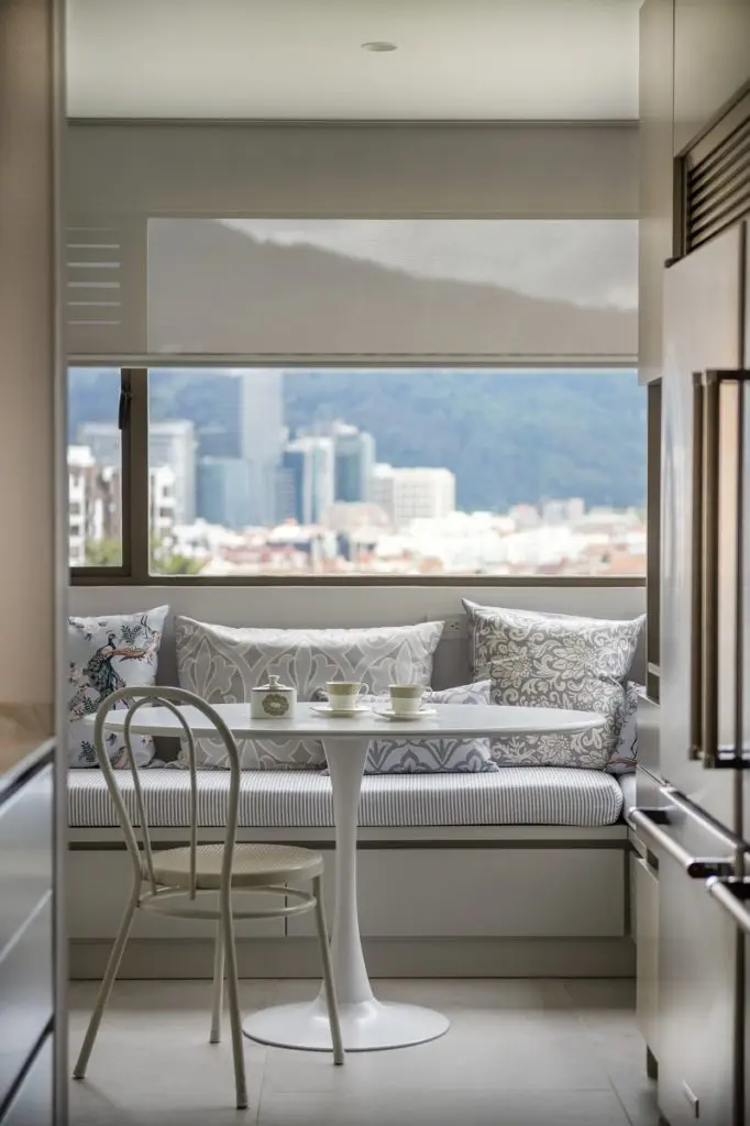 Una cocina colombiana contemporánea en la que resalta el mobiliario