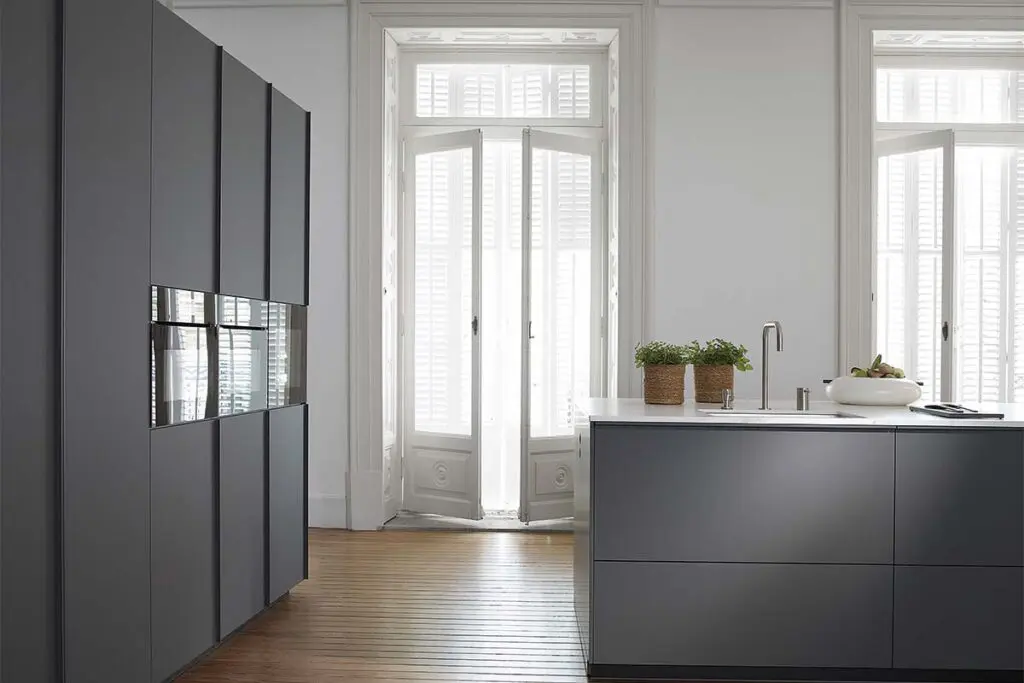 Isla central y armarios vitrina: los elementos que evocan orden y armonía en esta cocina