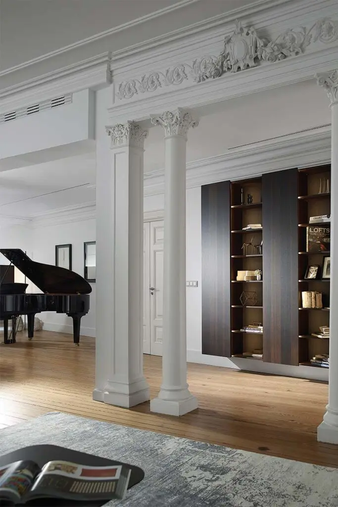 Isla central y armarios vitrina: los elementos que evocan orden y armonía en esta cocina