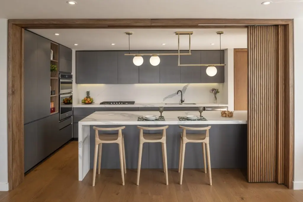 El uso de tonos cálidos y vibrantes en las cocinas es tendencia