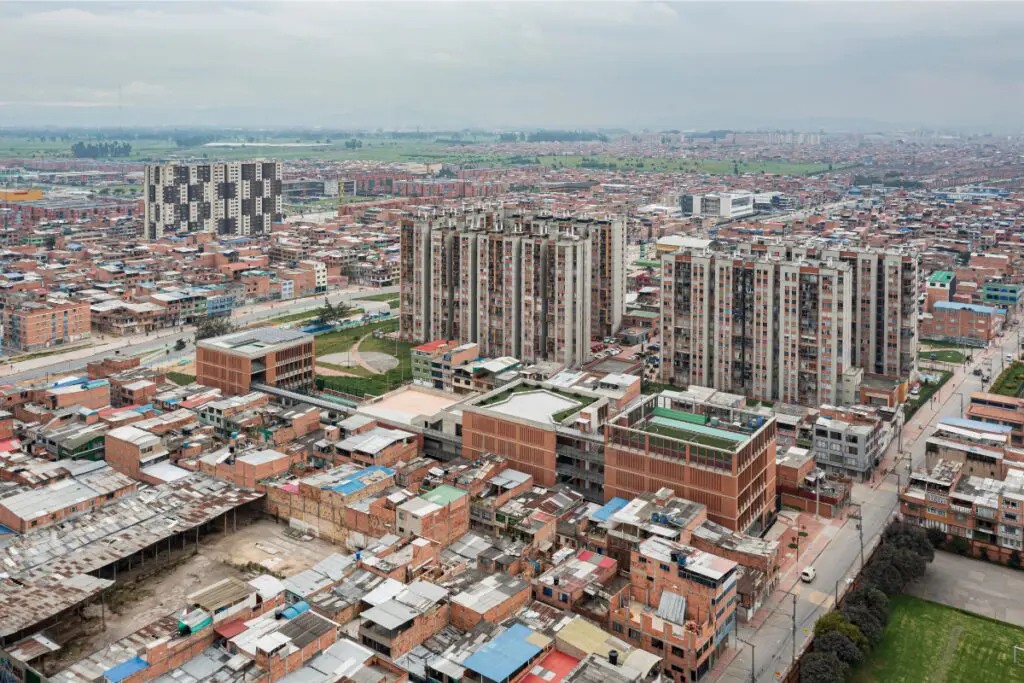 Un colegio en bogotá con una arquitectura pública de calidad Un colegio en bogotá con una arquitectura pública de calidad