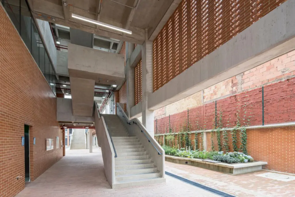 Un colegio en bogotá con una arquitectura pública de calidad Un colegio en bogotá con una arquitectura pública de calidad