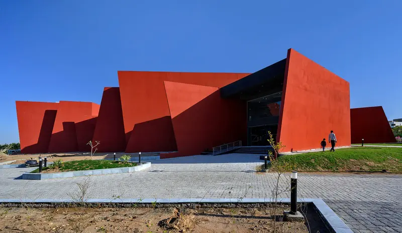 Esta escuela en india es un monumento arquitectónico que salvó la vida de la comunidad