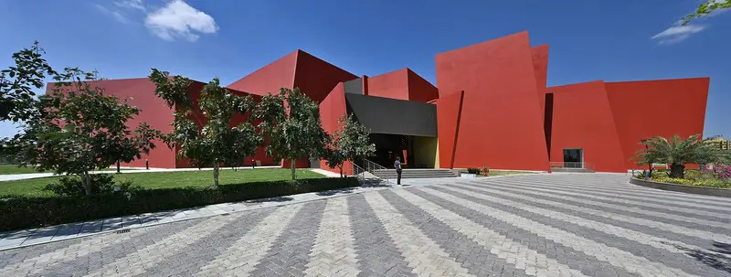 Esta escuela en india es un monumento arquitectónico que salvó la vida de la comunidad