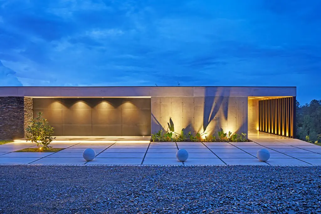 Confort en medio del bosque, la casa construida en concreto bajo una ‘estética orgánica’