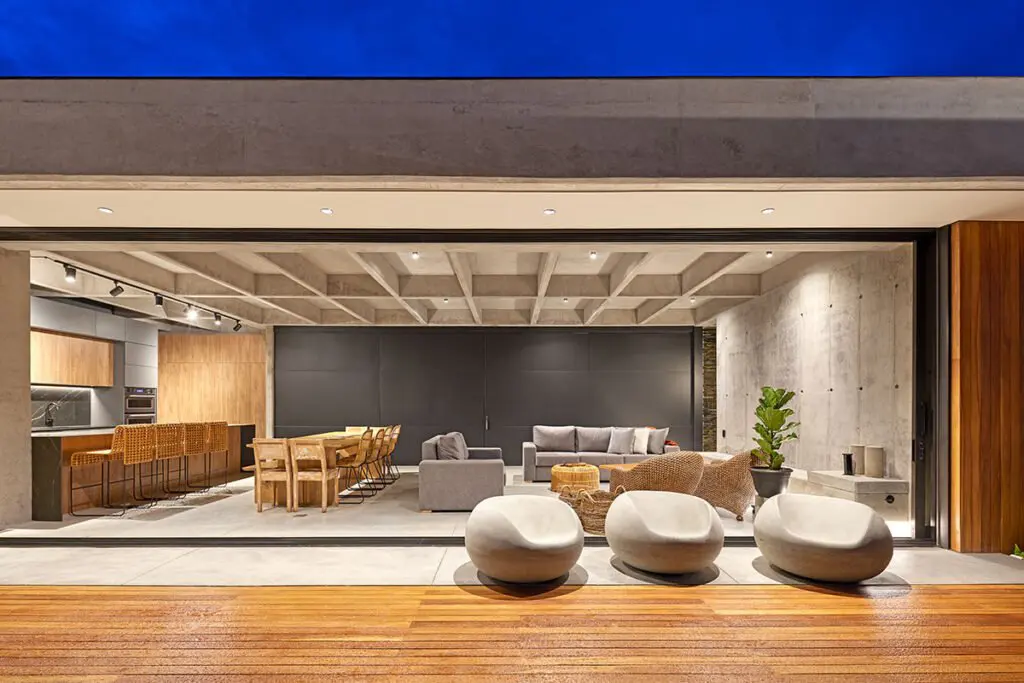 Confort en medio del bosque, la casa construida en concreto bajo una ‘estética orgánica’