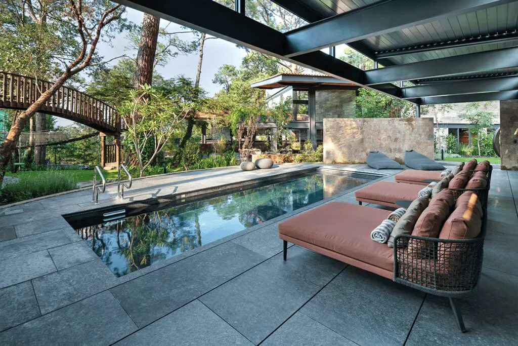 Un conjunto de casas en méxico entre árboles que se integra en el paisaje Un conjunto de casas en méxico entre árboles que se integra en el paisaje