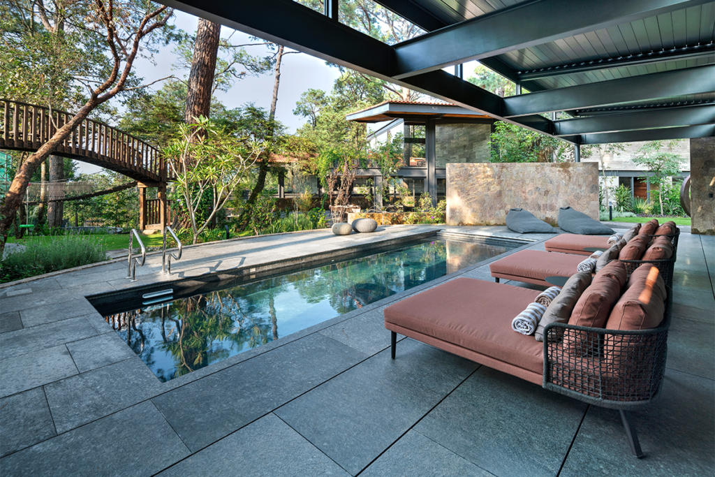 Un conjunto de casas en méxico entre árboles que se integra en el paisaje