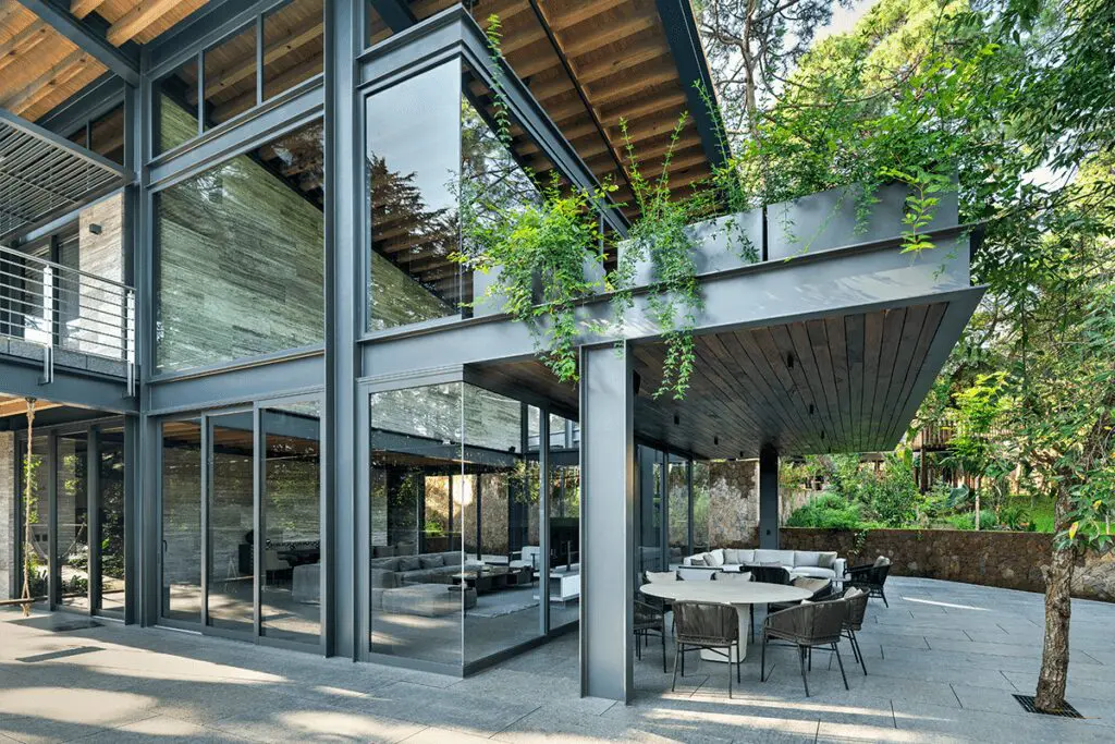 Un conjunto de casas en méxico entre árboles que se integra en el paisaje Un conjunto de casas en méxico entre árboles que se integra en el paisaje