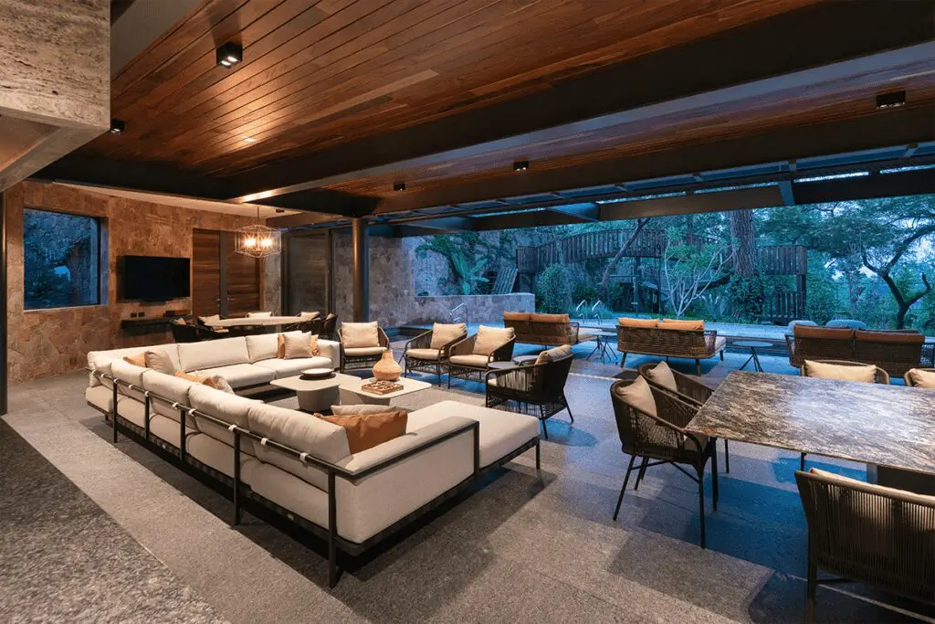 Un conjunto de casas en méxico entre árboles que se integra en el paisaje Un conjunto de casas en méxico entre árboles que se integra en el paisaje