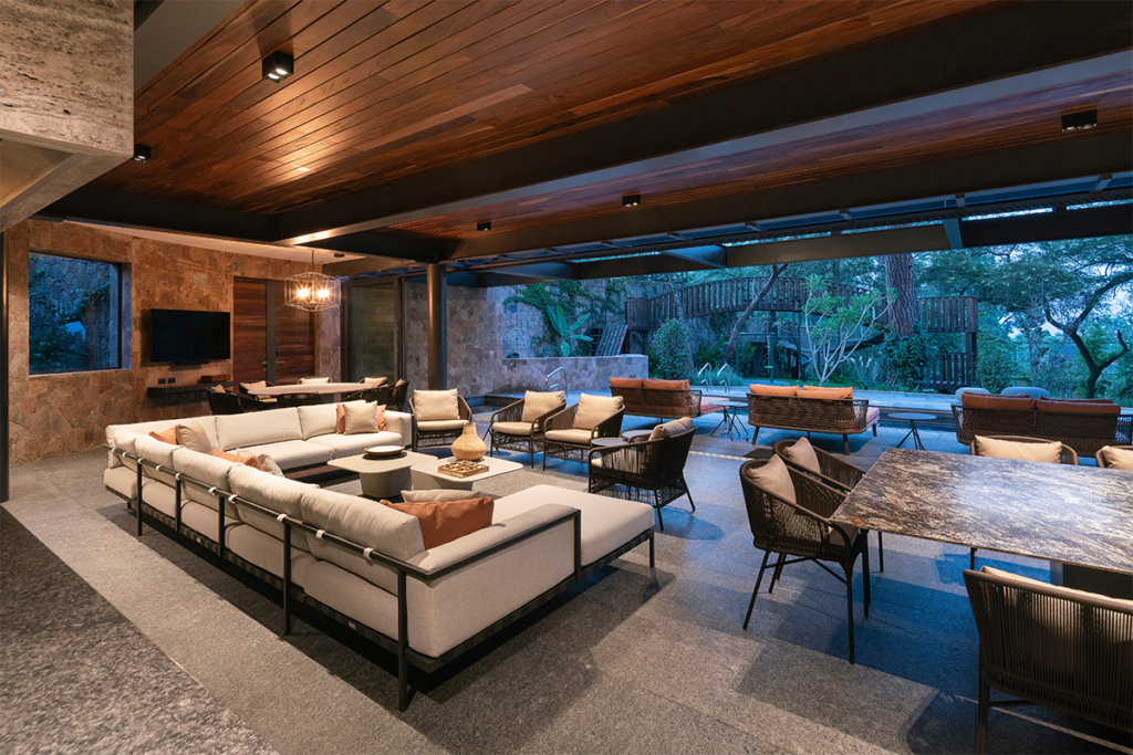 Un conjunto de casas en méxico entre árboles que se integra en el paisaje