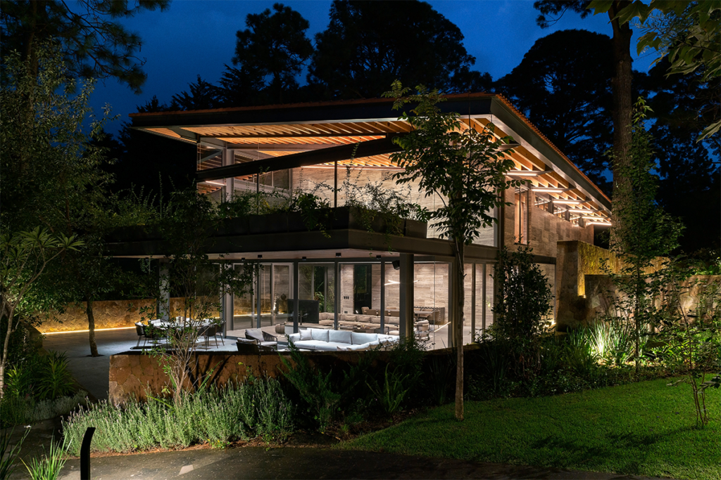 Un conjunto de casas en méxico entre árboles que se integra en el paisaje