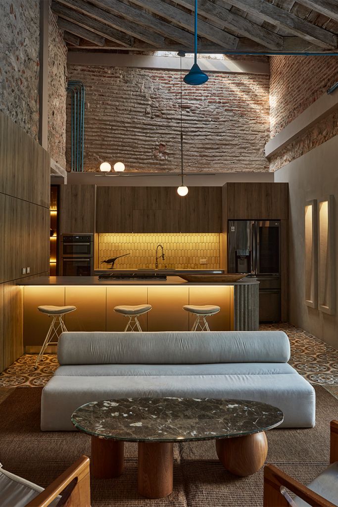 Una cocina colonial en cartagena renovada para ser el centro social del hogar