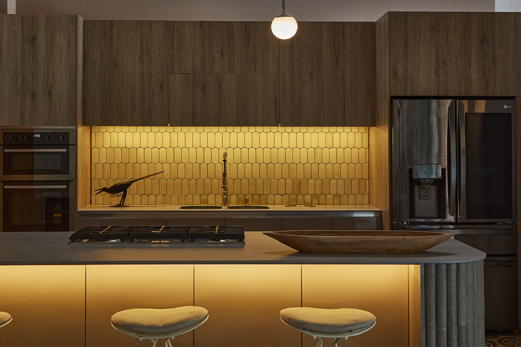 Una cocina colonial en cartagena renovada para ser el centro social del hogar