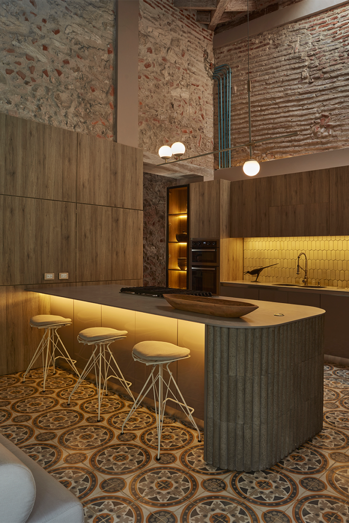 Una cocina colonial en cartagena renovada para ser el centro social del hogar