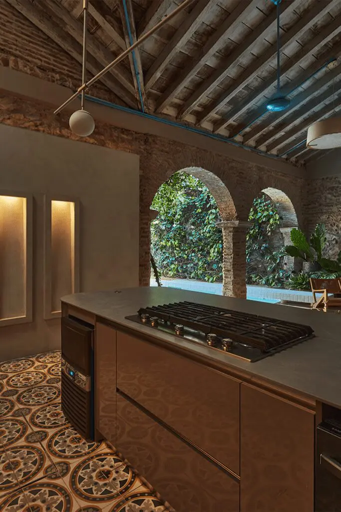 Una cocina colonial en cartagena renovada para ser el centro social del hogar