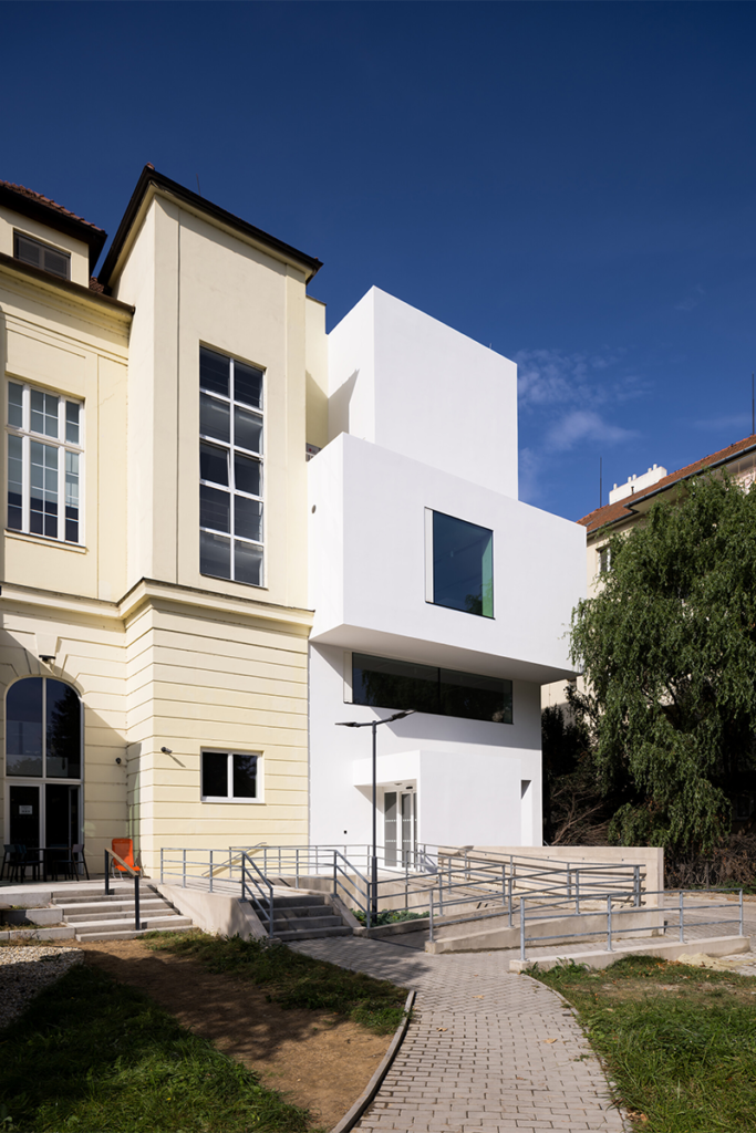 Sensación de amplitud y luz: el diseño de una facultad de arte en república checa